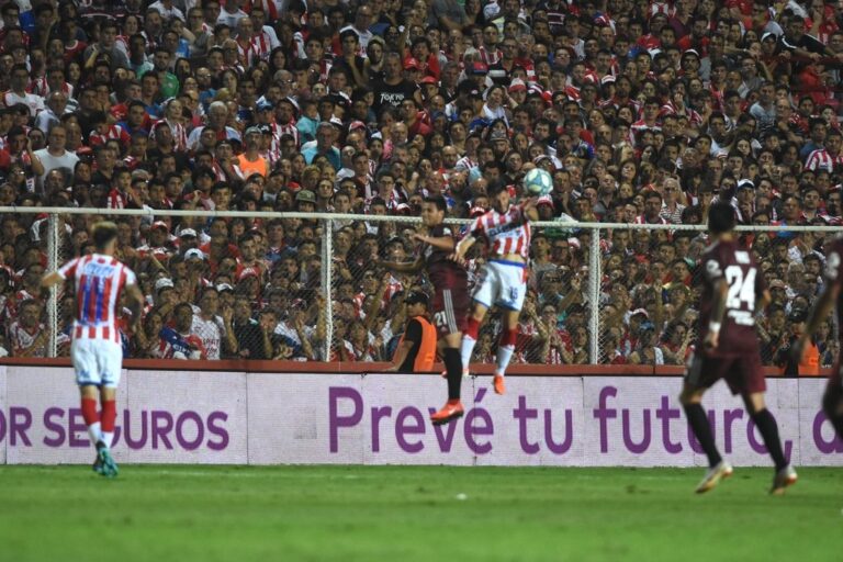 Lleno total. El 15 de Abril aguarda por el debut unionista ante el último campeón. archivo/Mauricio Garín