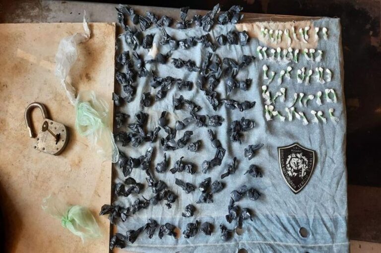 Se secuestraron 145 envoltorios -50 de color blanco y 95 de color negro-