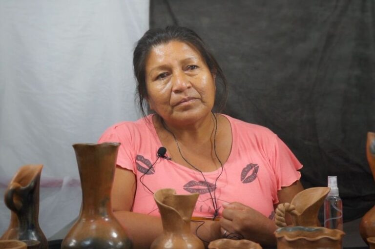 Silvia Martínez expuso las artesanías de su comunidad en la carpa dedicada a los Pueblos Originarios de Argentina. Juan Galiano