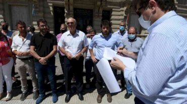 Autoridades de las municipalidades y comunas administradas por opositores al gobierno provincial en un trámite formal pleno de "presencialidad". Exigen ser recibidos por el gobernador Omar Perotti. Mauricio Garín