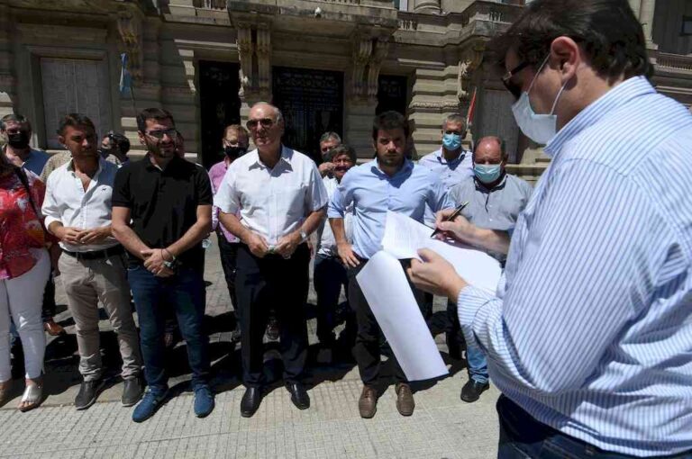 Autoridades de las municipalidades y comunas administradas por opositores al gobierno provincial en un trámite formal pleno de "presencialidad". Exigen ser recibidos por el gobernador Omar Perotti. Mauricio Garín