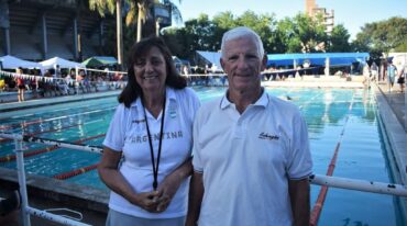 Mary Bournissent y Carlos Scocco evocaron el 90º aniversario de Echagüe desde su lugar en el mundo: las piletas del club.