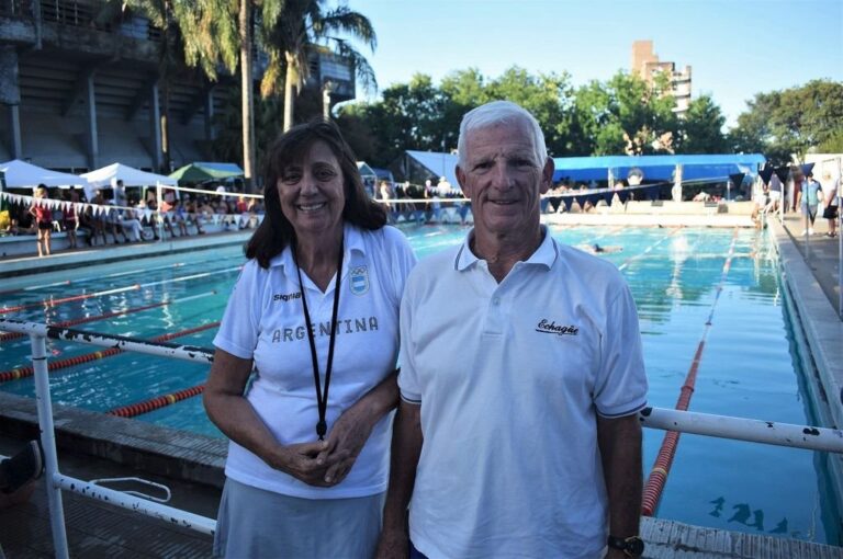 Mary Bournissent y Carlos Scocco evocaron el 90º aniversario de Echagüe desde su lugar en el mundo: las piletas del club.