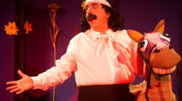 "El público aplaude a Faldas Larga creo por su originalidad en cuanto al Humor que genera hablar solo con la letra A". dice Mario Vidoletti. Gentileza
