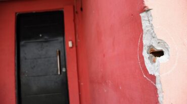 Uno de los disparos que impactó en una vivienda de barrio Ludueña de Rosario. Marcelo Manera