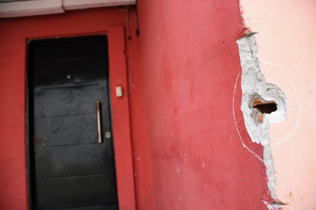 Uno de los disparos que impactó en una vivienda de barrio Ludueña de Rosario. Marcelo Manera