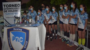 Los planteles del Paraná Rowing posaron junto a los trofeos que estarán en disputa este fin de semana.