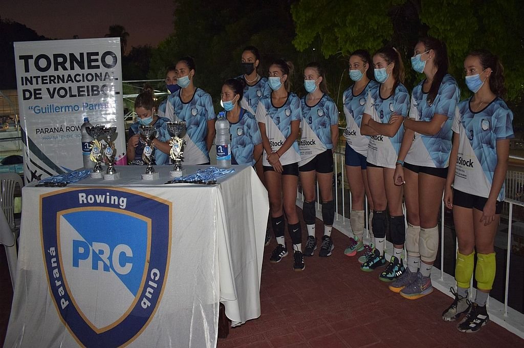 Los planteles del Paraná Rowing posaron junto a los trofeos que estarán en disputa este fin de semana.