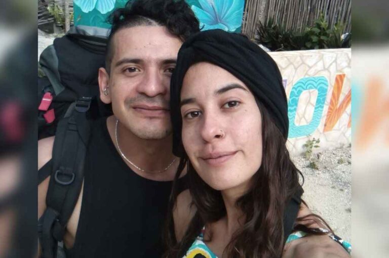 La joven santafesina junto a su novio. Gentileza