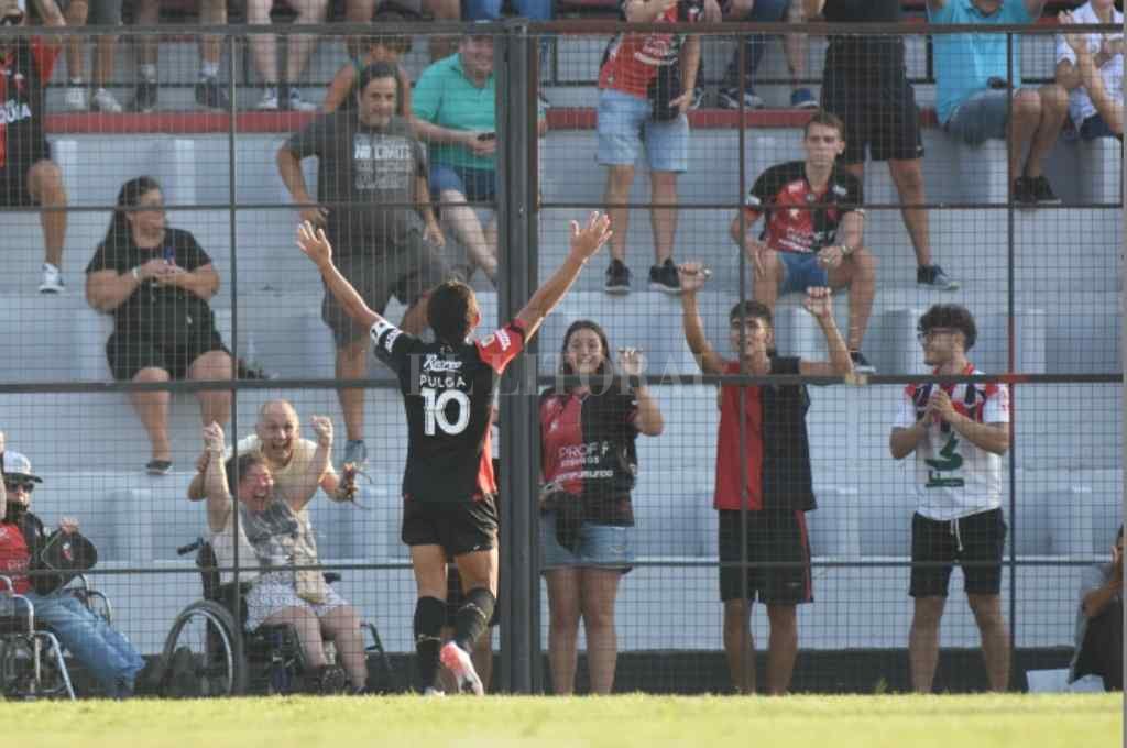 El Pulga para el pueblo sabalero. El festejo del delantero tucumano con Jésica Mastrocola y su papá. Mauricio Garín