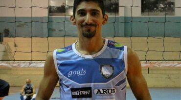 Sebastián Galiano Rizzo trasmite experiencia y confianza en la joven alineación Remera. Camila Miño