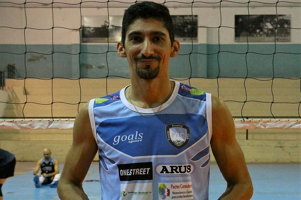 Sebastián Galiano Rizzo trasmite experiencia y confianza en la joven alineación Remera. Camila Miño