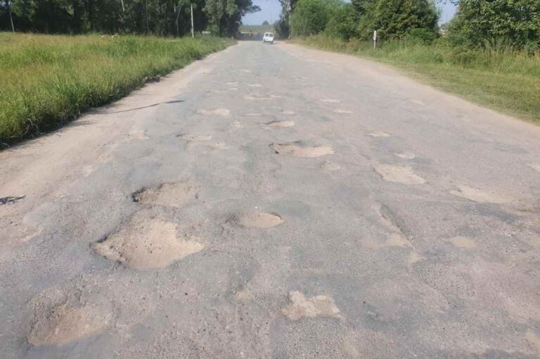 El principal inconveniente planteado por los vecinos de Aires del Llano es el estado de la calzada del ingreso al barrio.   Gentileza