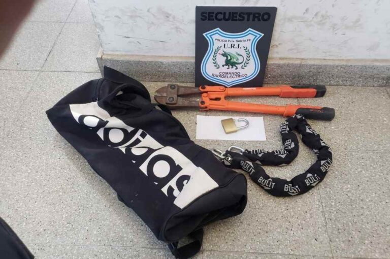 Los ladrones tenían en su poder un "cortacandados" entre otros elementos.   Gentileza