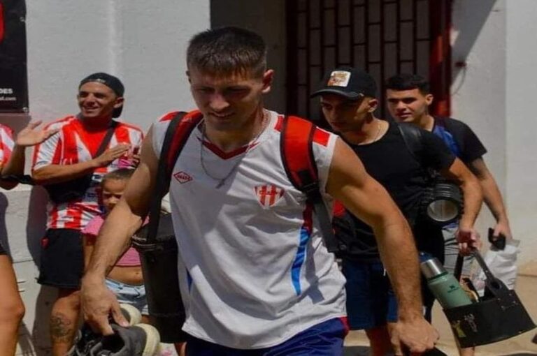 Los jugadores de Atlético Paraná fueron despedidos por los hinchas