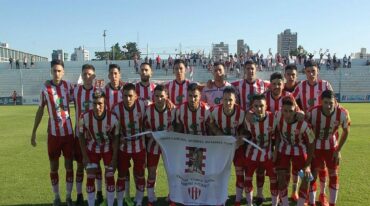 La bandera de homenaje en Río Cuarto al hincha fallecido en la semana.  Germán Martínez