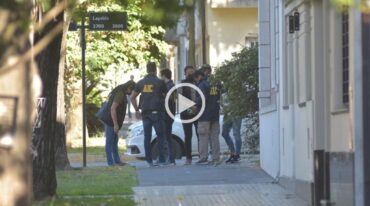 Personal de la Agencia de Investigación Criminal realiza los correspondientes trabajos en la esquina donde ocurrió el robo con secuestro incluído. Flavio Raina