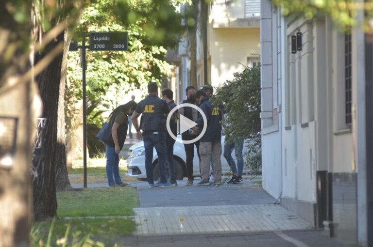 Personal de la Agencia de Investigación Criminal realiza los correspondientes trabajos en la esquina donde ocurrió el robo con secuestro incluído. Flavio Raina