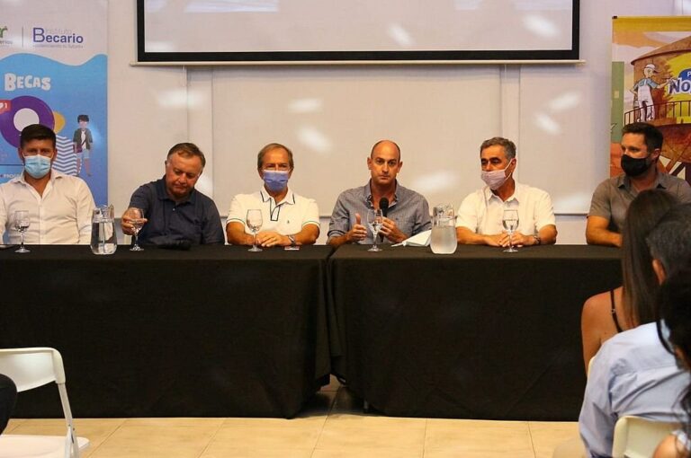 La presentación de la Villa Urquiza-Paraná de aguas abiertas convocó a autoridades y genera expectativas de gran movimiento turístico. Camila Miño