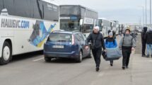 Miles de personas buscan salir de Ucrania hacia Polonia Reuters