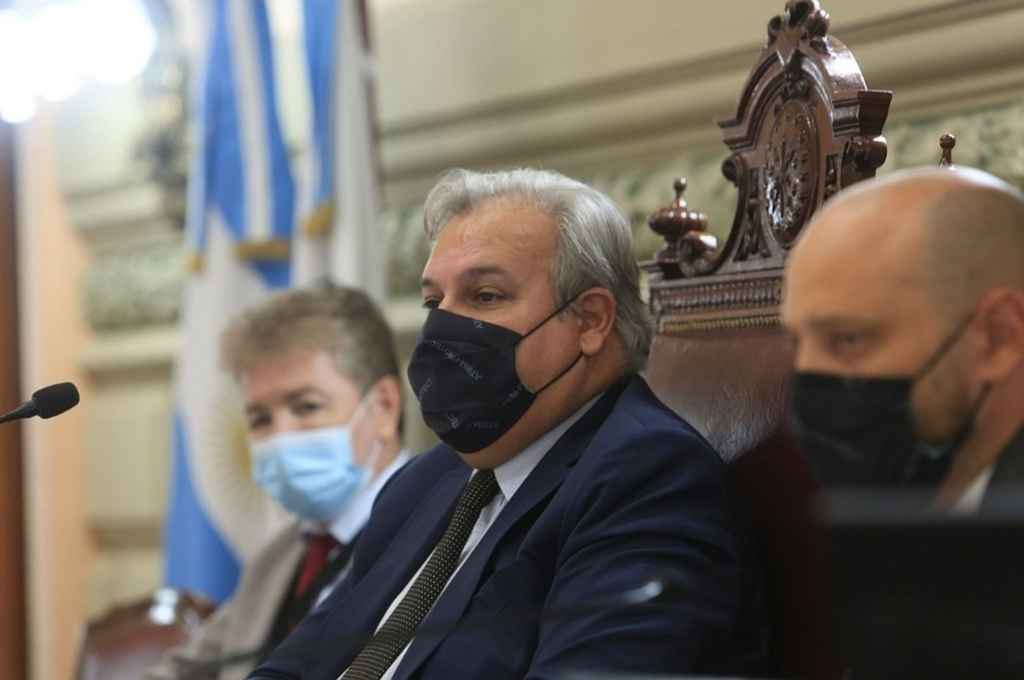 El socialista Farías con respaldo de los jefes de bloques para su nota ante el gobernador.   Cámara de Diputados
