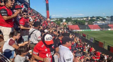 Las tribunas del estadio Presbítero Bartolomé Grella se vieron colmadas por los hinchas de Colón. Víctor Ludi