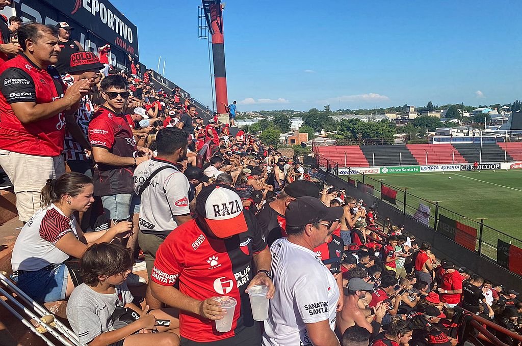 Las tribunas del estadio Presbítero Bartolomé Grella se vieron colmadas por los hinchas de Colón. Víctor Ludi