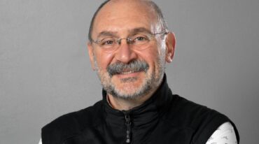 "Mi infancia fue una niñez constitutiva de las aspiraciones que después determinaron mí profesión de psicoanalista y mi vocación de escritor" asegura Elio Azerrad. Gentileza.