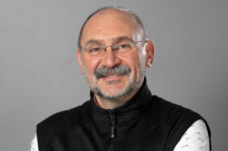 "Mi infancia fue una niñez constitutiva de las aspiraciones que después determinaron mí profesión de psicoanalista y mi vocación de escritor" asegura Elio Azerrad. Gentileza.