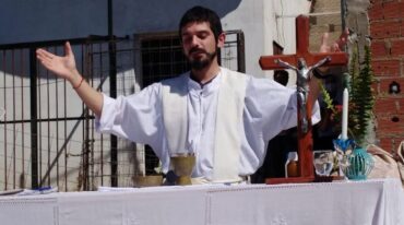 El Padre Benítez celebrando una misa en Villa La Cárcova.