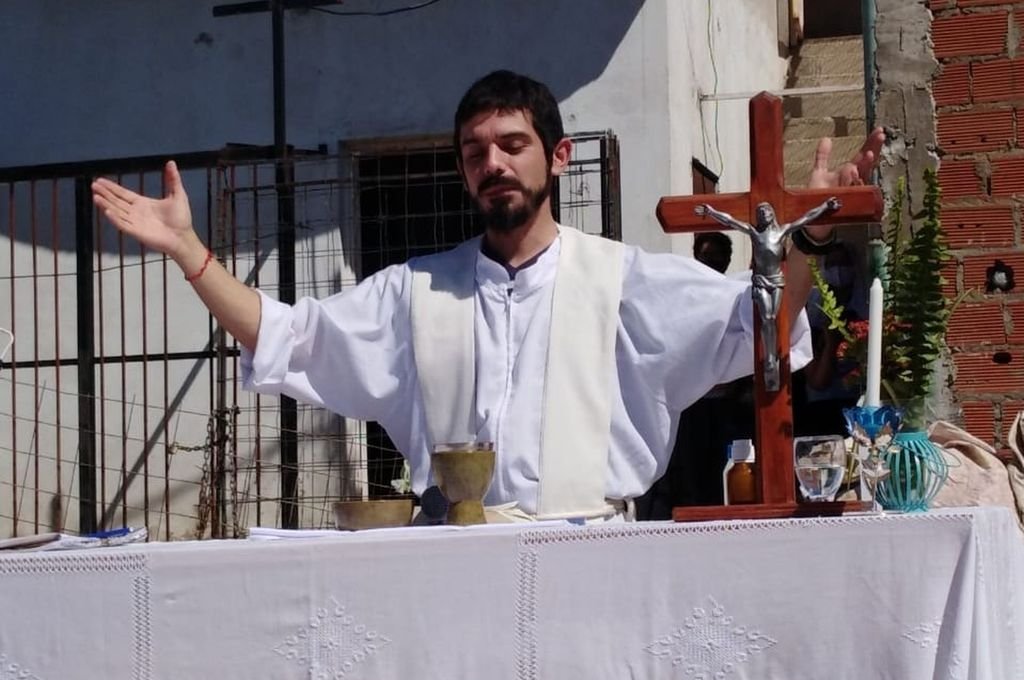 El Padre Benítez celebrando una misa en Villa La Cárcova.