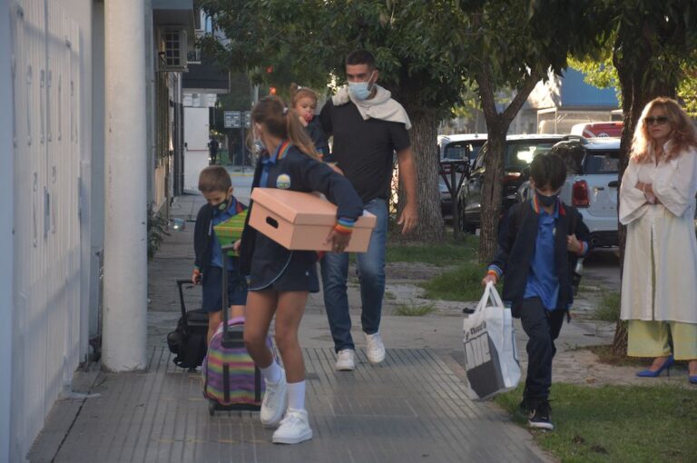 Los alumnos de algunos establecimientos privados sí tuvieron este miércoles su primer día de clases.    Flavio Raina