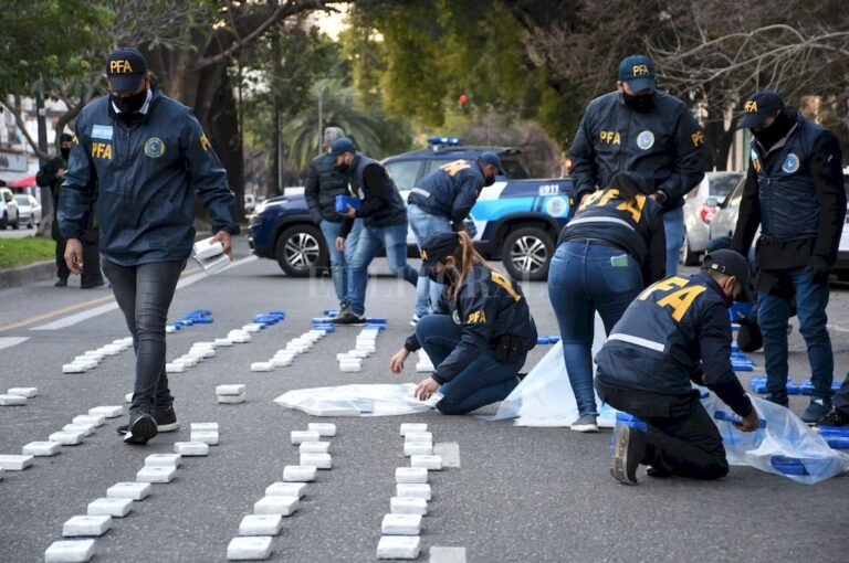 El 18 de junio de 2021 Gendarmería y Policía Federal incautaron 391 kilos de cocaína de máxima pureza y detuvieron a cinco miembros de la organización.   Marcelo Manera/Archivo