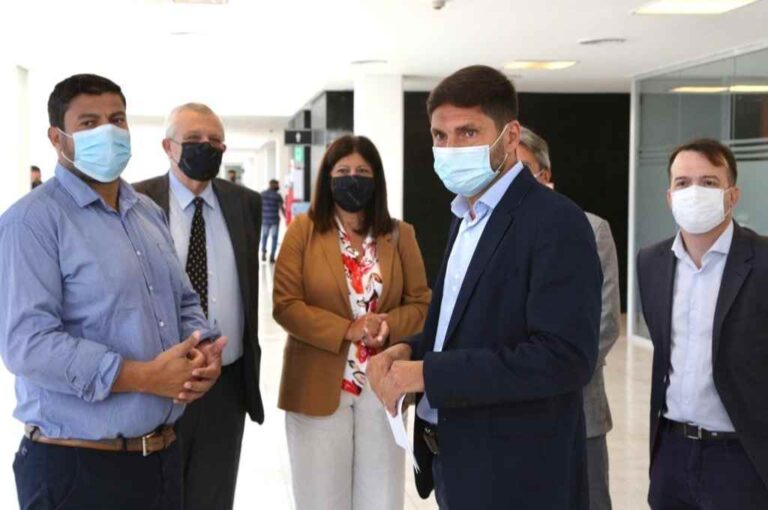 Pullaro fue acompañado al llegar a la sede judicial por el diputado nacional Gabriel Chumpitaz; el ex ministro Ricardo Silberstein y los diputados socialistas Clara García