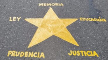 Las cinco puntas de las estrellas pintadas representan la memoria