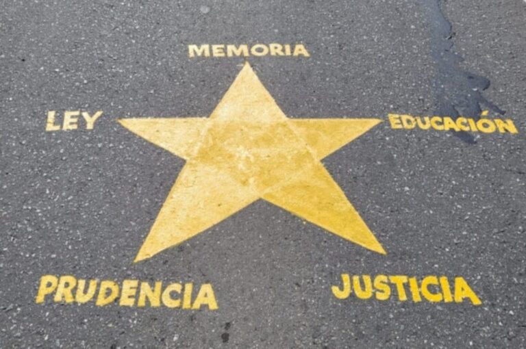 Las cinco puntas de las estrellas pintadas representan la memoria