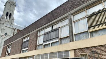 El granizo afectó a los vidrios del instituto que pese a esto arranca el año lectivo este viernes. Gentileza.