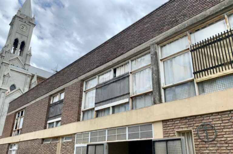 El granizo afectó a los vidrios del instituto que pese a esto arranca el año lectivo este viernes. Gentileza.
