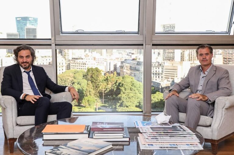 El intendente Martín Piaggio mantuvo un encuentro con el canciller argentino Santiago Cafiero.