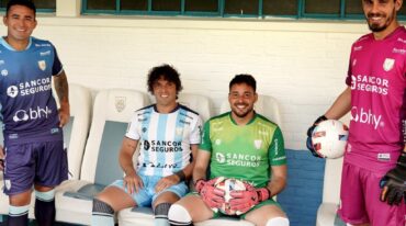 Atlético presentó sus modelos nuevos de camiseta el viernes 4. Gentileza: prensa Atlético de Rafaela.
