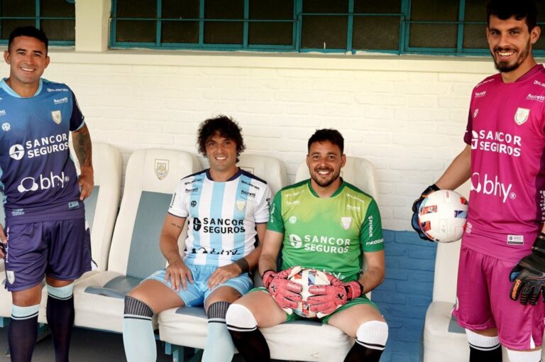 Atlético presentó sus modelos nuevos de camiseta el viernes 4. Gentileza: prensa Atlético de Rafaela.
