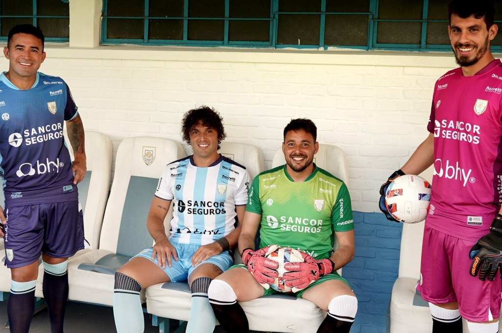 Atlético presentó sus modelos nuevos de camiseta el viernes 4. Gentileza: prensa Atlético de Rafaela.