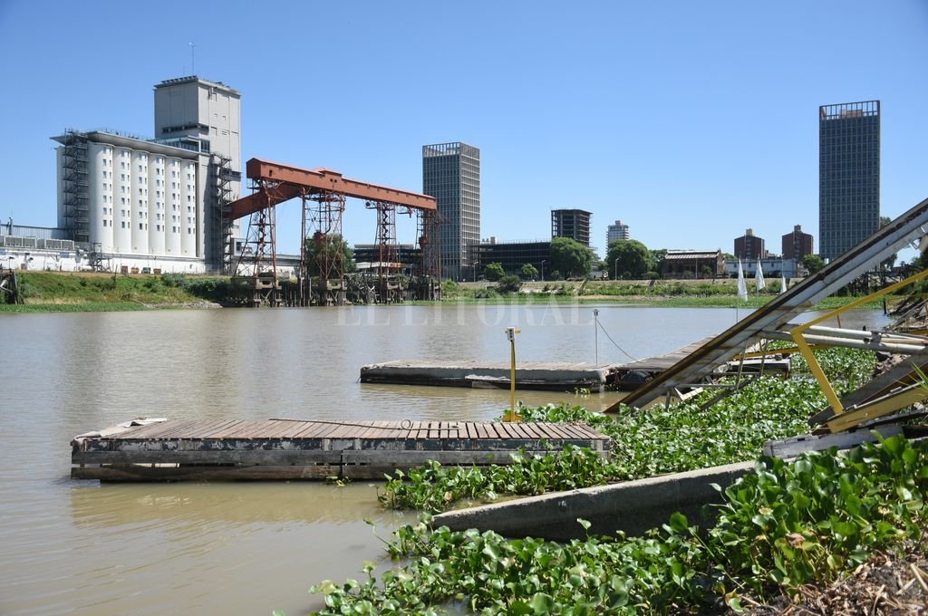 El INA pronosticó que el río Paraná en el Puerto Santa Fe crecería más de 40 centímetros para mediados de marzo.    Eduardo Seval