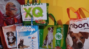 Las bolsas se pueden adquirir en una veterinaria del centro de Concordia.