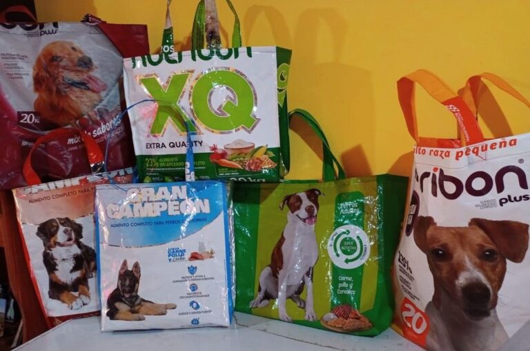 Las bolsas se pueden adquirir en una veterinaria del centro de Concordia.
