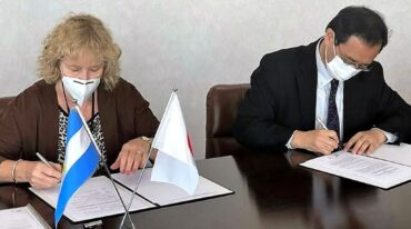 La presidenta de Alcec Villaguay y el embajador de Japón firmaron el acta de donación