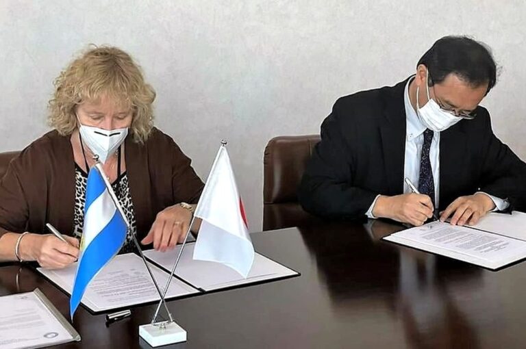 La presidenta de Alcec Villaguay y el embajador de Japón firmaron el acta de donación