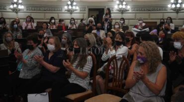 Los familiares de la santafesina Daniela Cejas recibieron el reconocimiento post morten a su labor solidaria. Se lo entregaron Pablo Farías y  Lucila de Ponti