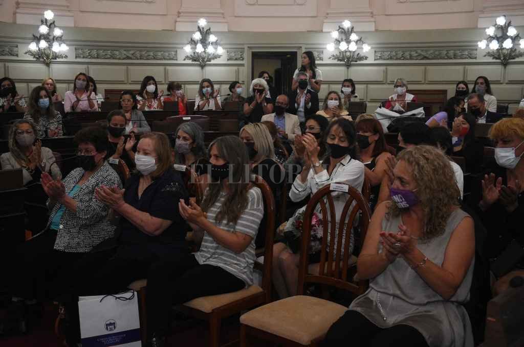Los familiares de la santafesina Daniela Cejas recibieron el reconocimiento post morten a su labor solidaria. Se lo entregaron Pablo Farías y  Lucila de Ponti