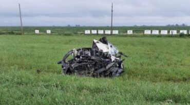 El auto de las víctimas fatales quedó reducido a una masa deforme de hierros retorcidos. Gentileza